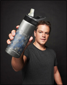 Мат Деймън и неговата екологична бутилка за вода