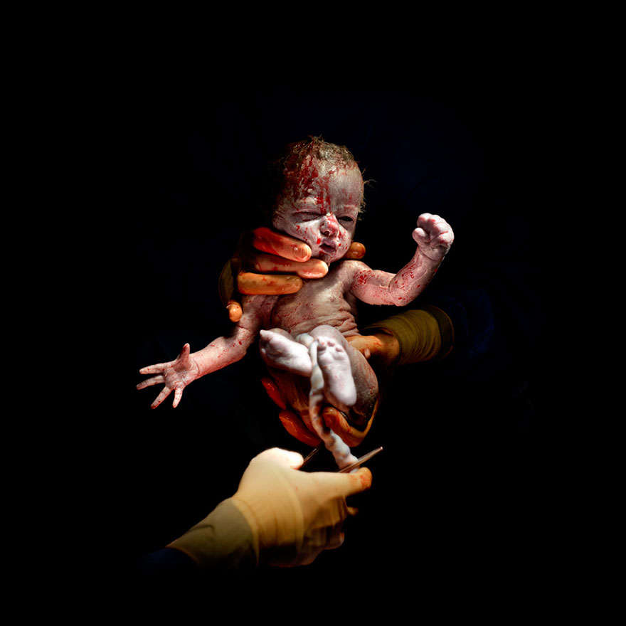 портрети на бебета, секунди след раждането им (7)