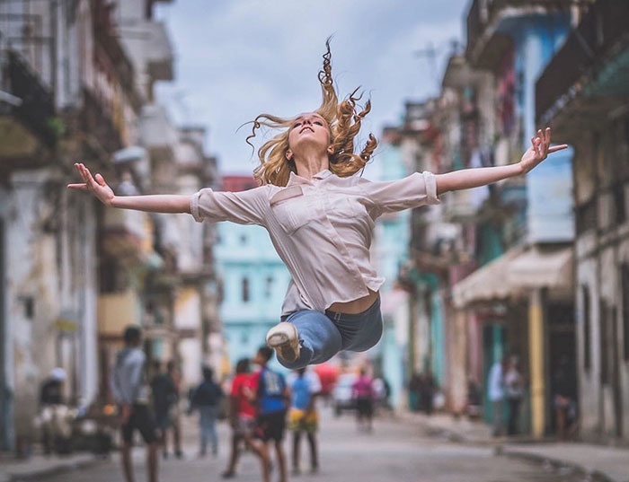 Сюрреалистични снимки на балетисти, танцуващи из улиците на Куба