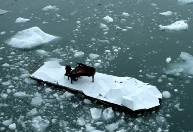 Елегия за Антарктика - копмозиция, изпълненена на пиано, плуващо карай ледник