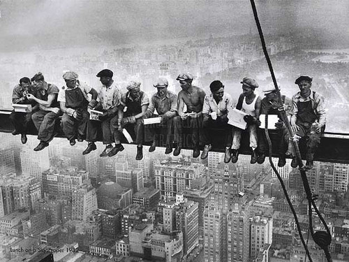 "Lunch atop s Skycaprer" (Обяд на върха на небостъргач) Снимка: Charles Clyde Ebbets