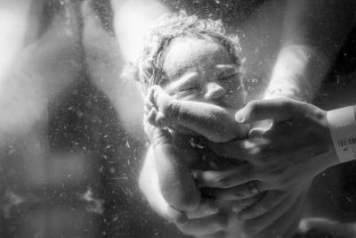 Суровата красота на раждането в няколко удивителни фотографии