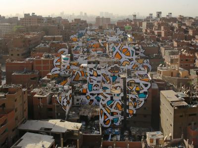 Артист създава огромен графит, обхващаш 50 сгради в Кайро, без властите да разберат