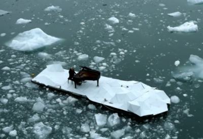 Елегия за Арктика: сътворена от ледник и композитор с пиано, плуващо край него (видео)