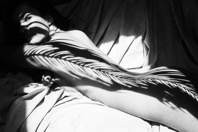 Испански фотограф „облича“ музите си в сенки (снимки)