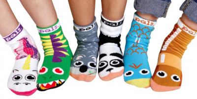 „Несъответстващи си“ чорапи учат децата да уважават различните