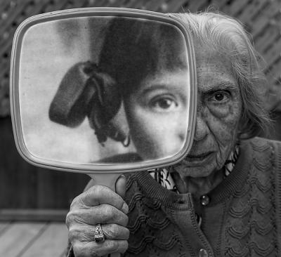 Артист и 91-годишната му „млада“ майка създават чудни фотографии