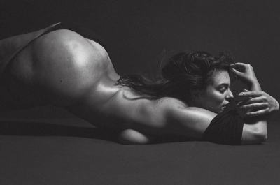 Ашли Греъм за V Magazine: еротична фотосесия, разкриваща стрии, целулит и… любов към тялото