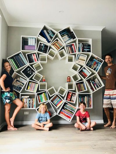 Семейство успява да си построи мечтаната (и случайно мерната в Интернет) библиотека за ден