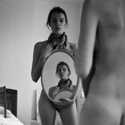Когато един модел застане зад камерата – интимните (авто)портрети на Laura Kampman