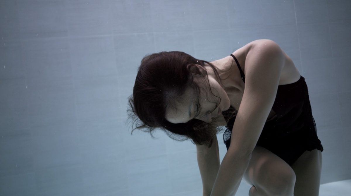 кадър от Ama: вълнуваща хореография, изпълнена в най-дълбокия басейн в света