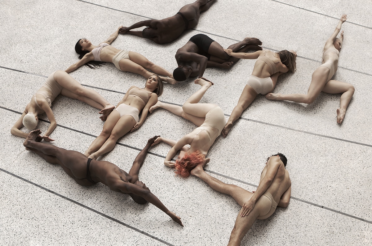 Човешки тела "извайват" динамични, сюрреалистични композиции (снимки)