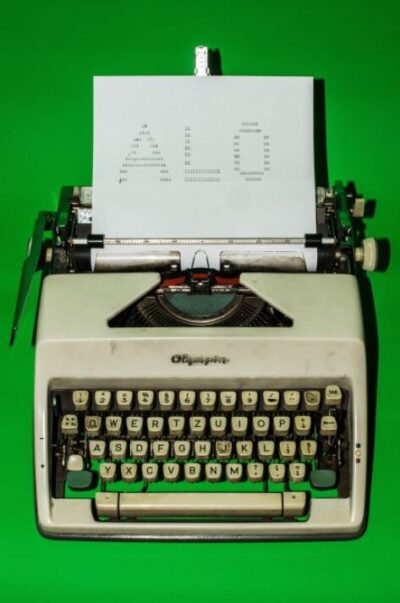 Букурещка трилогия – изложба на Антон Роланд Лауб преплита сатира, аналитичен подход и меланхолична интроспекция